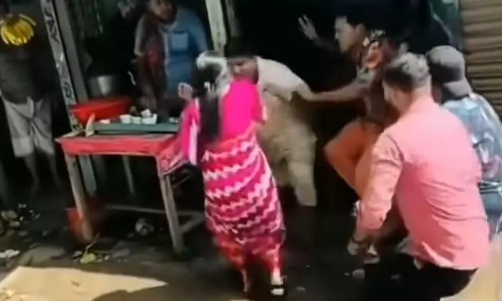 दोस्तों के साथ चाय की चुस्की मार रहा था शख्स, तभी पत्नी ने आकर पति को कॉलर से उठाया, दोस्त भी रह गए हक्के-बक्के! दोस्तों के साथ चाय की चुस्की मार रहा था शख्स, तभी पत्नी ने आकर पति को कॉलर से उठाया, दोस्त भी रह गए हक्के-बक्के!