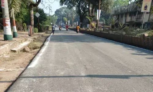 शहर के भीतरी हिस्से में फोरलेन मॉडल रोड का हो रहा डामरीकरण शहर के भीतरी हिस्से में फोरलेन मॉडल रोड का हो रहा डामरीकरण