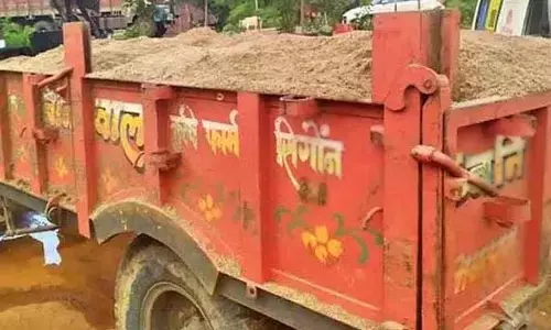 भंडारा में अवैध रेत परिवहन करते दो ट्रैक्टर पकड़ाए