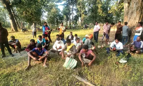 घने जंगल में चल रहा था मुर्गा बाजार, पुलिस ने मारा छापा