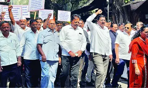 गैर शिक्षक कर्मचारियों ने निकाला विशाल मार्च गैर शिक्षक कर्मचारियों ने निकाला विशाल मार्च