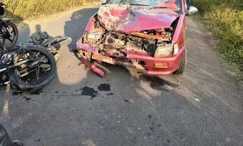 कार ने बाइक से मारी टक्कर, पिता की मौत , पुत्र गंभीर कार ने बाइक से मारी टक्कर, पिता की मौत , पुत्र गंभीर