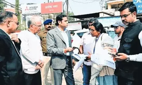 घर-घर पहुंच रहे बीएलओ, मतदाताओं से मांग रहे 2003 की सूची, फाॅर्म भरकर फाेटो देना भी जरूरी घर-घर पहुंच रहे बीएलओ, मतदाताओं से मांग रहे 2003 की सूची, फाॅर्म भरकर फाेटो देना भी जरूरी