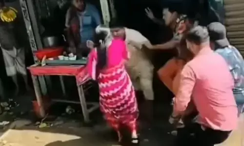 दोस्तों के साथ चाय की चुस्की मार रहा था शख्स, तभी पत्नी ने आकर पति को कॉलर से उठाया, दोस्त भी रह गए हक्के-बक्के!