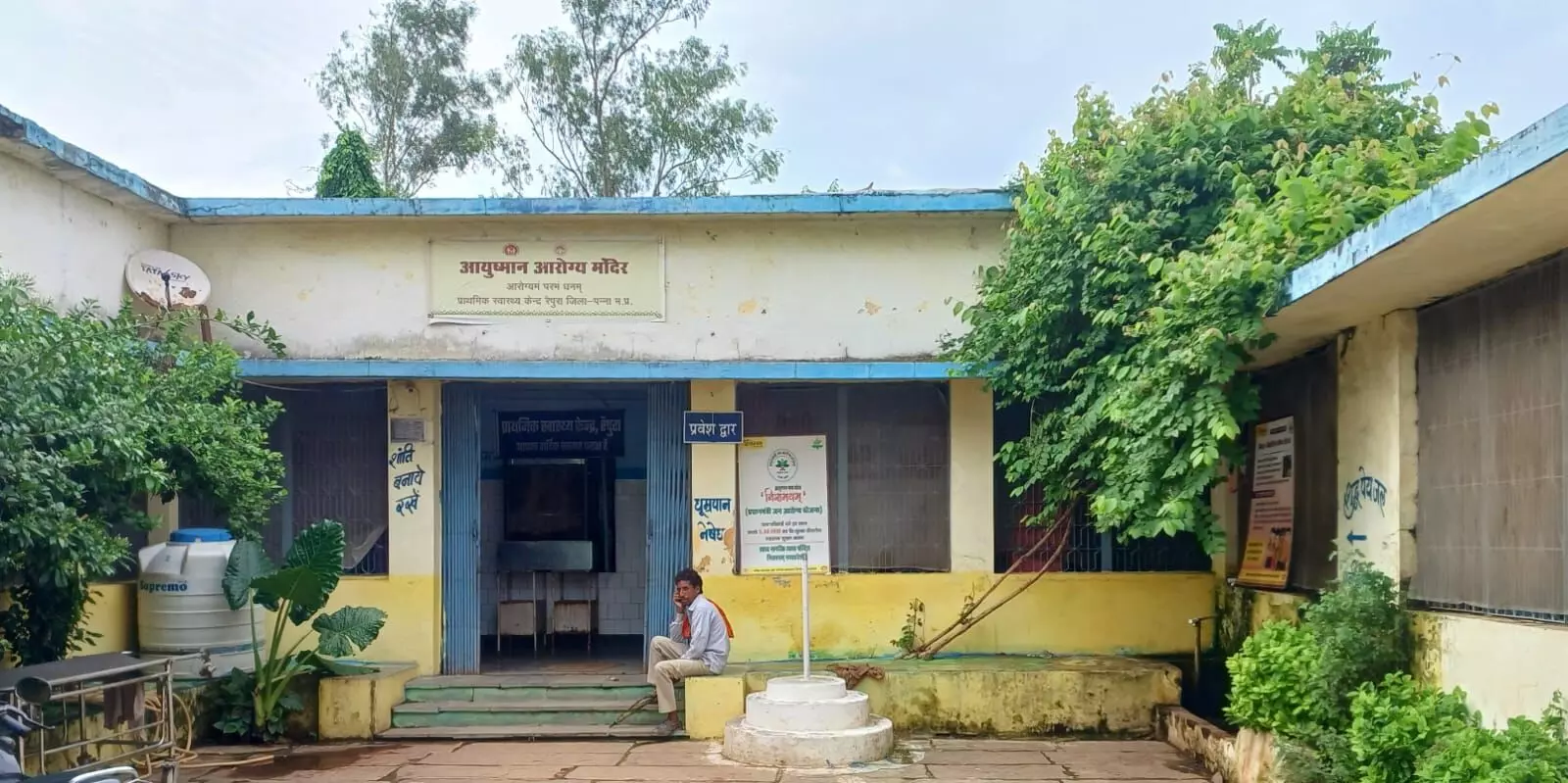 दंडवत होकर जनसुनवाई में पहुँचा किसान, जमीन पर अवैध कब्जे व धमकियों की शिकायत से हिल गया प्रशासन दंडवत होकर जनसुनवाई में पहुँचा किसान, जमीन पर अवैध कब्जे व धमकियों की शिकायत से हिल गया प्रशासन