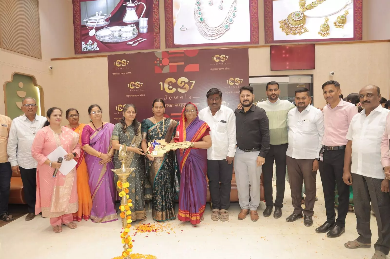 सांगली की नूतन संदीप माने बनीं चंदूकाका सराफ ज्वेल्स के फ्लैट मेगा ड्रॉ की विजेता सांगली की नूतन संदीप माने बनीं चंदूकाका सराफ ज्वेल्स के फ्लैट मेगा ड्रॉ की विजेता