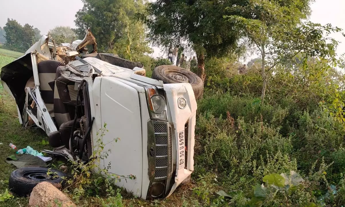 तेज रफ्तार बुलेरो अनियंत्रित होकर सडक किनारे पलटी, दो की मौत, एक गंभीर घायल तेज रफ्तार बुलेरो अनियंत्रित होकर सडक किनारे पलटी, दो की मौत, एक गंभीर घायल