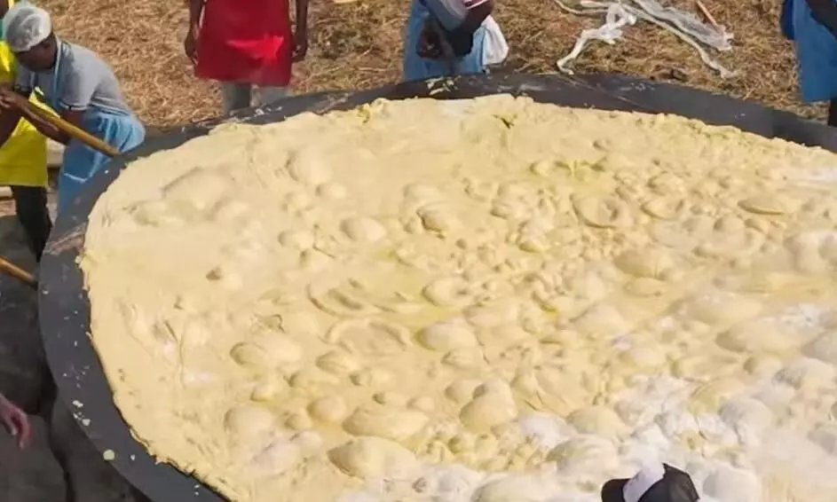 केन्या के ग्रुप ने बनाई दुनिया की सबसे बड़ी रोटी, वीडियो में दिखाया पूरा प्रोसेस