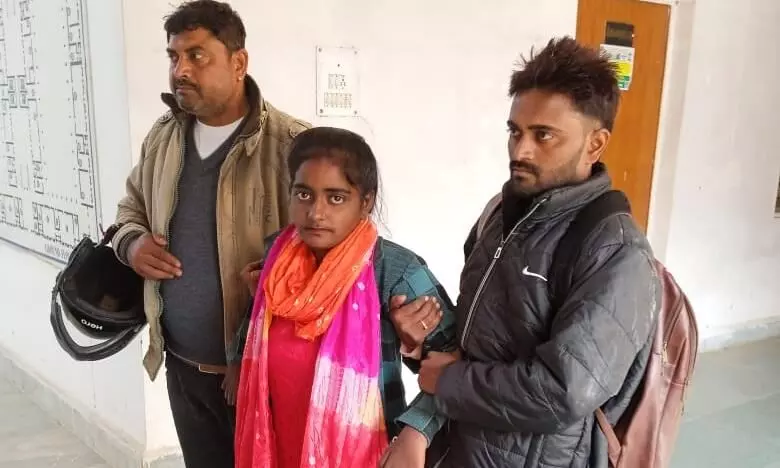 जनसुनवाई में पहुंची हांथ-पैर से दिव्यांग युवती, आधार कार्ड न बन पाने से नहीं मिल रहा शासन की योजनाओं का लाभ जनसुनवाई में पहुंची हांथ-पैर से दिव्यांग युवती, आधार कार्ड न बन पाने से नहीं मिल रहा शासन की योजनाओं का लाभ