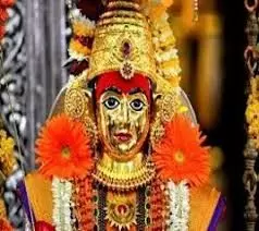 श्री खंडोबा व म्हालसा देवी को स्वामी भक्त ने चांदी के मुखौटे अर्पित किए