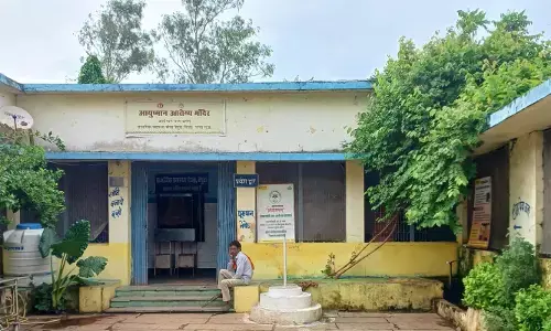 दंडवत होकर जनसुनवाई में पहुँचा किसान, जमीन पर अवैध कब्जे व धमकियों की शिकायत से हिल गया प्रशासन