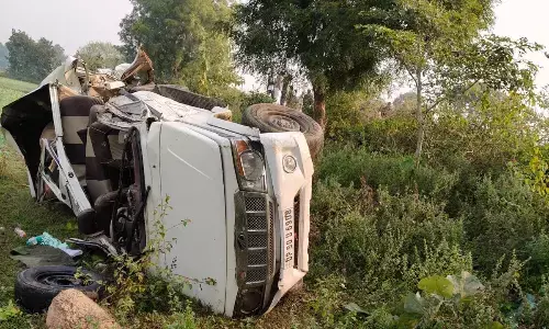 तेज रफ्तार बुलेरो अनियंत्रित होकर सडक किनारे पलटी, दो की मौत, एक गंभीर घायल