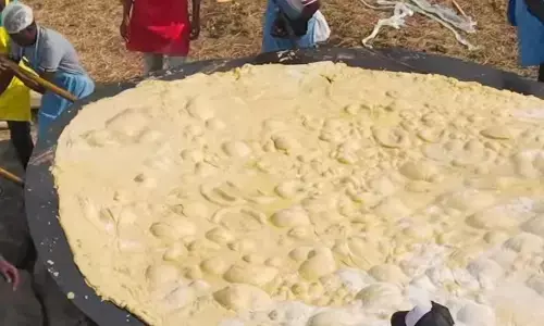 केन्या के ग्रुप ने बनाई दुनिया की सबसे बड़ी रोटी, वीडियो में दिखाया पूरा प्रोसेस