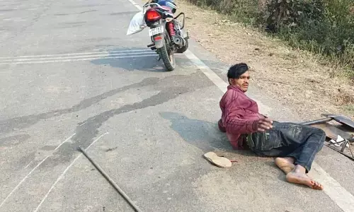 दो मोटरसाइकिलें आमने-सामने टकराईं, तीन घायल