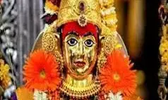 श्री खंडोबा व म्हालसा देवी को स्वामी भक्त ने चांदी के मुखौटे अर्पित किए