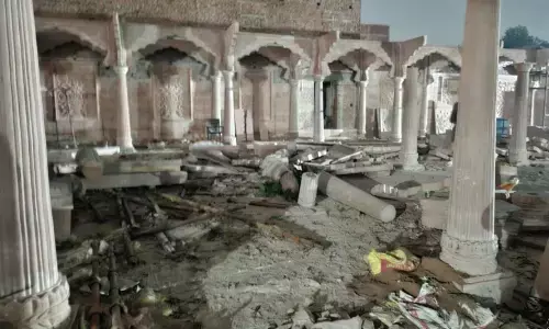 दतिया के मंदिर में हो रही थी आरती, भरभराकर गिरे 8 पिलर, धमाके जैसी सुनाई दी आवाज, जानिए क्या है मामला