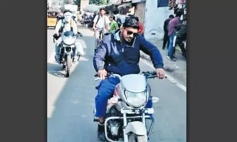 पुलिस के सामने भी बाइक के साथ चलती रही मोबाइल पर बात पुलिस के सामने भी बाइक के साथ चलती रही मोबाइल पर बात