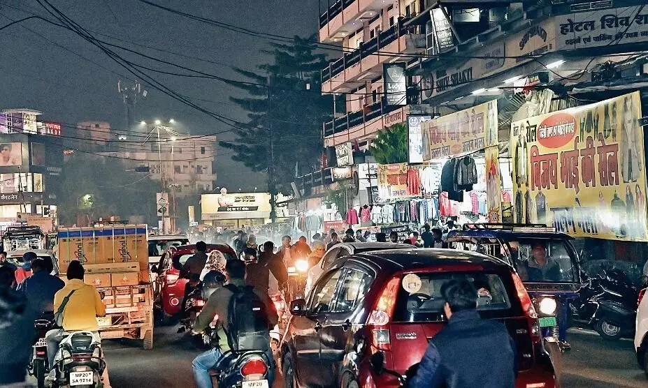 सड़क पर फिर से लगने लगे बाजार जहां-तहां पार्किंग से लग रहा जाम