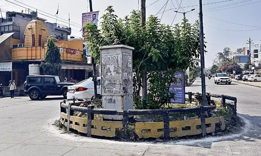 सौंदर्यीकरण में लाखों खर्च किए और भूल गए, अब बदहाल हो रहे चौराहे सौंदर्यीकरण में लाखों खर्च किए और भूल गए, अब बदहाल हो रहे चौराहे