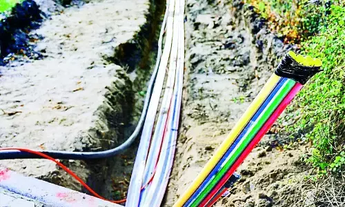 केबल बिछाने के लिए सड़कें खोदने पर मनपा ने लगाई रोक केबल बिछाने के लिए सड़कें खोदने पर मनपा ने लगाई रोक