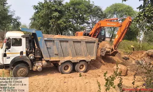 किसानों की जमीनों पर मिट्टी व मुरूम का अवैध उत्खनन, रेलवे ठेकेदार को प्रशासन का संरक्षण, किसान ने एसडीएम से की शिकायत किसानों की जमीनों पर मिट्टी व मुरूम का अवैध उत्खनन, रेलवे ठेकेदार को प्रशासन का संरक्षण, किसान ने एसडीएम से की शिकायत