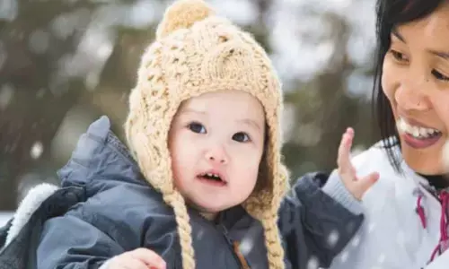 ठंड के मौसम में नन्हा मेहमान आ रहा है घर, तो ऐसे रखें उसका ख्याल, नहीं लगेगी सर्दी ठंड के मौसम में नन्हा मेहमान आ रहा है घर, तो ऐसे रखें उसका ख्याल, नहीं लगेगी सर्दी