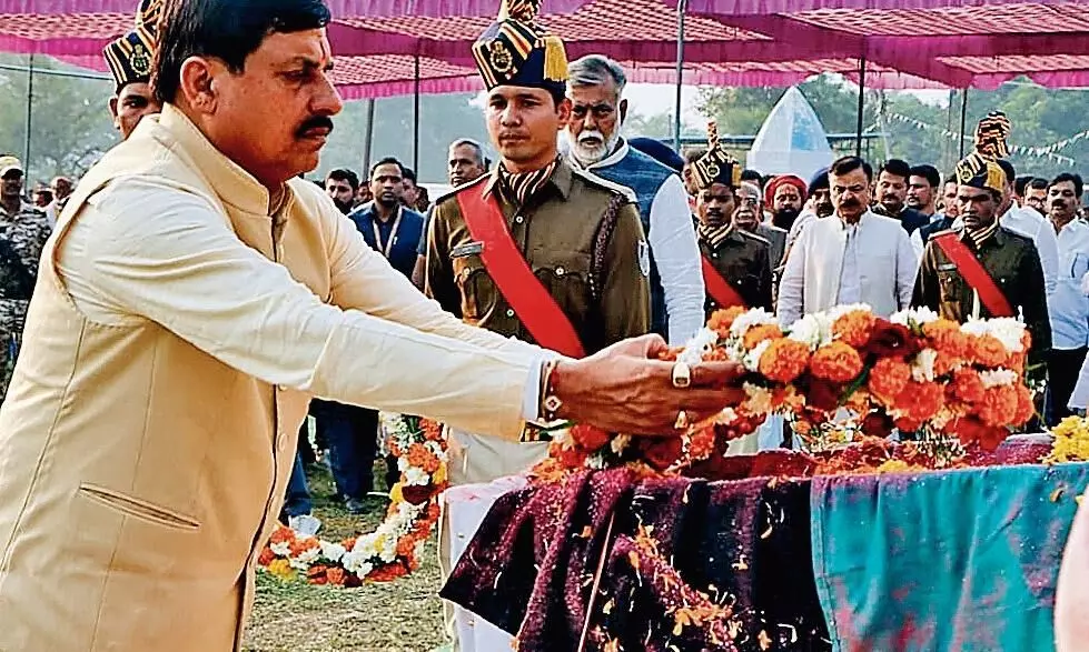 अपने लाल को तिरंगे में लिपटा देख फबक - फबक कर रो पड़े परिजन, अंतिम विदाई देने उमड़ा जन सैलाब