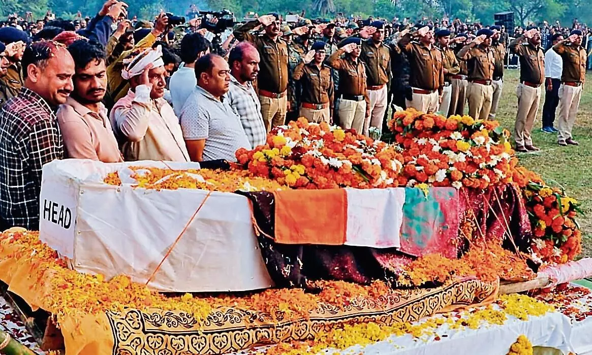 अपने लाल को तिरंगे में लिपटा देख फबक - फबक कर रो पड़े परिजन, अंतिम विदाई देने उमड़ा जन सैलाब