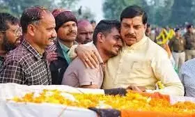 अपने लाल को तिरंगे में लिपटा देख फबक - फबक कर रो पड़े परिजन, अंतिम विदाई देने उमड़ा जन सैलाब