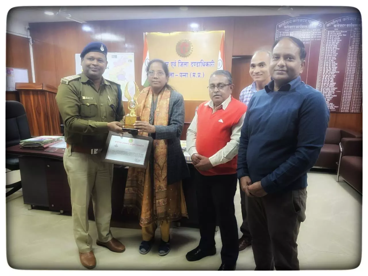 कलेक्टर ने आबकारी उपनिरीक्षक मुकेश पाण्डेय को कर्मयोगी सम्मान से किया सम्मानित कलेक्टर ने आबकारी उपनिरीक्षक मुकेश पाण्डेय को कर्मयोगी सम्मान से किया सम्मानित