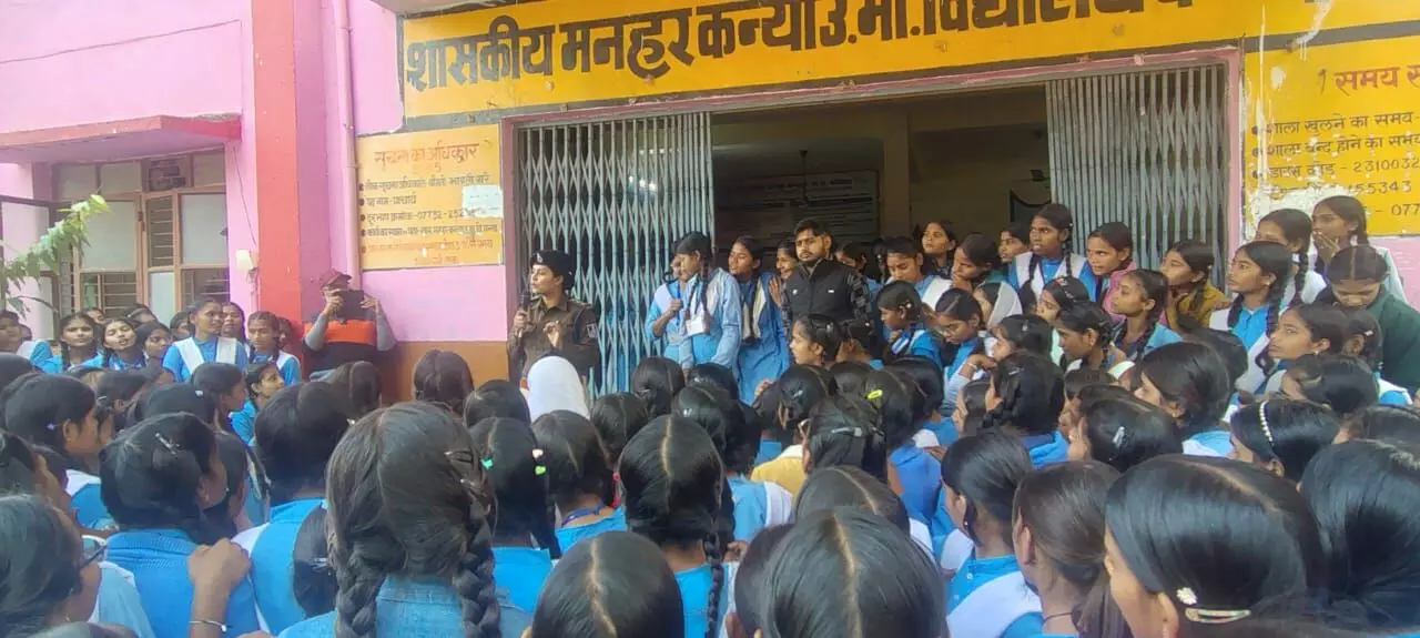 मनहर कन्या उच्चतर माध्यमिक विद्यालय में यातायात पुलिस ने आयोजित किया जागरूकता अभियान