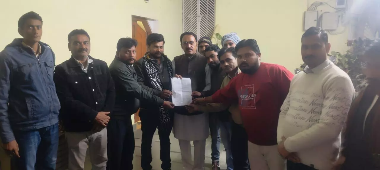 रामलीला मैदान में लगने वाली प्रदर्शनी के विरोध में स्थानीय व्यापारियों ने सौंपा ज्ञापन