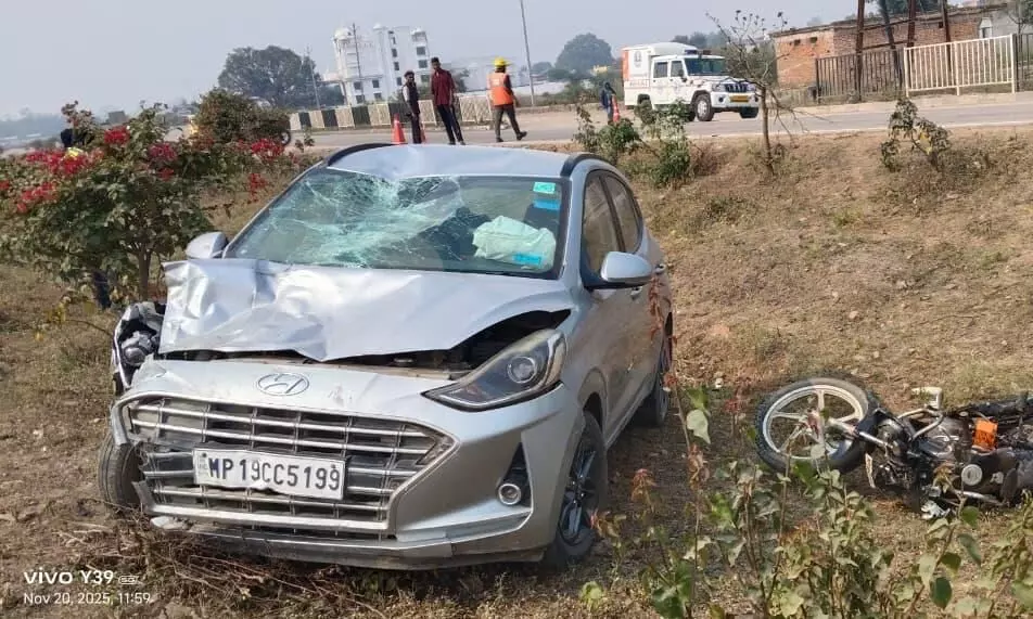 हाइवे पर कार ने बाइक को मारी टक्कर, 2 गंभीर