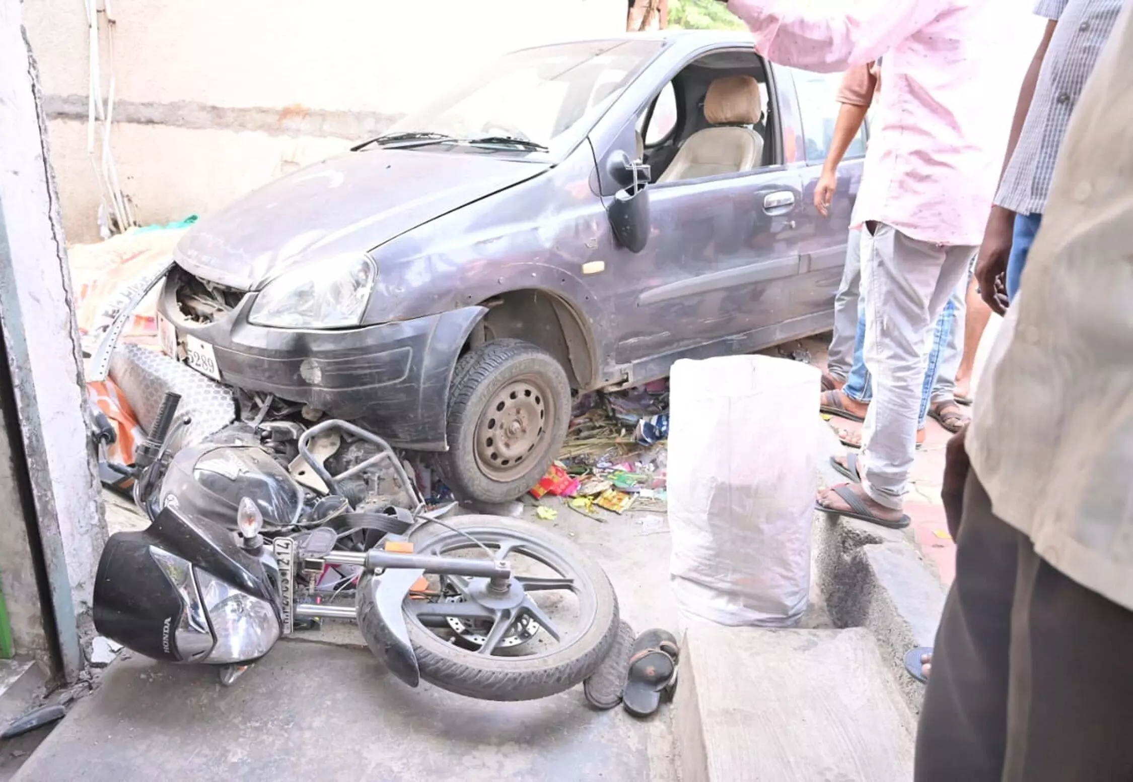 नशे में चूर युवती की कार ने फल विक्रेता और बाइक सवार को उड़ाया