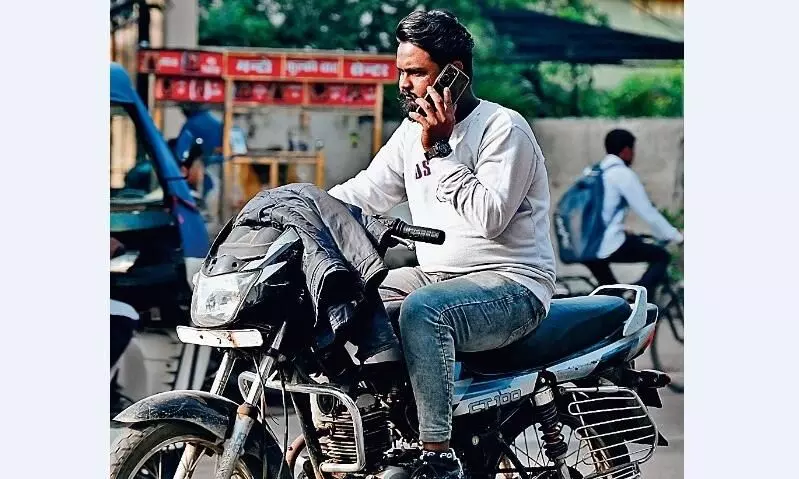 ड्राइविंग के दौरान मोबाइल पर बात करते हुए खतरे में डाल रहे अपनी जान