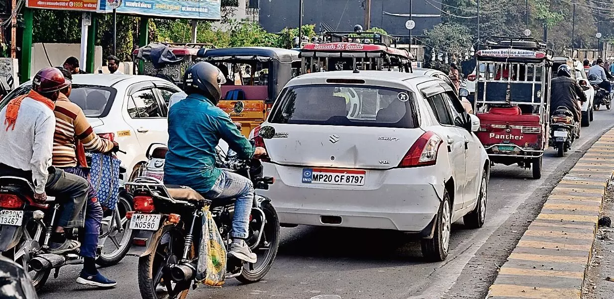 दोपहर होते ही थमने लगे वाहनों के पहिए, लगा लम्बा जाम