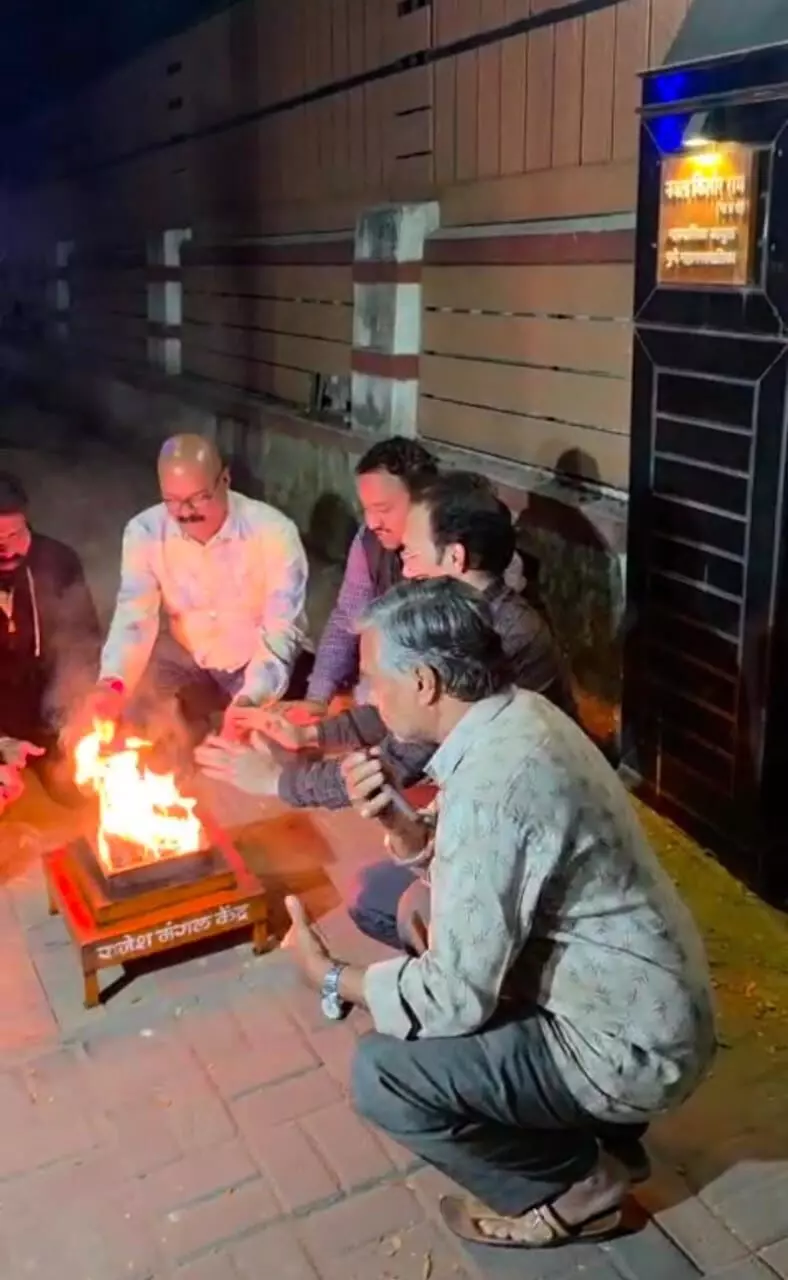 थंड से बचाव हेतु अलाव पर प्रतिबंध के विरोध में पतित पावन संगठन का प्रदर्शन