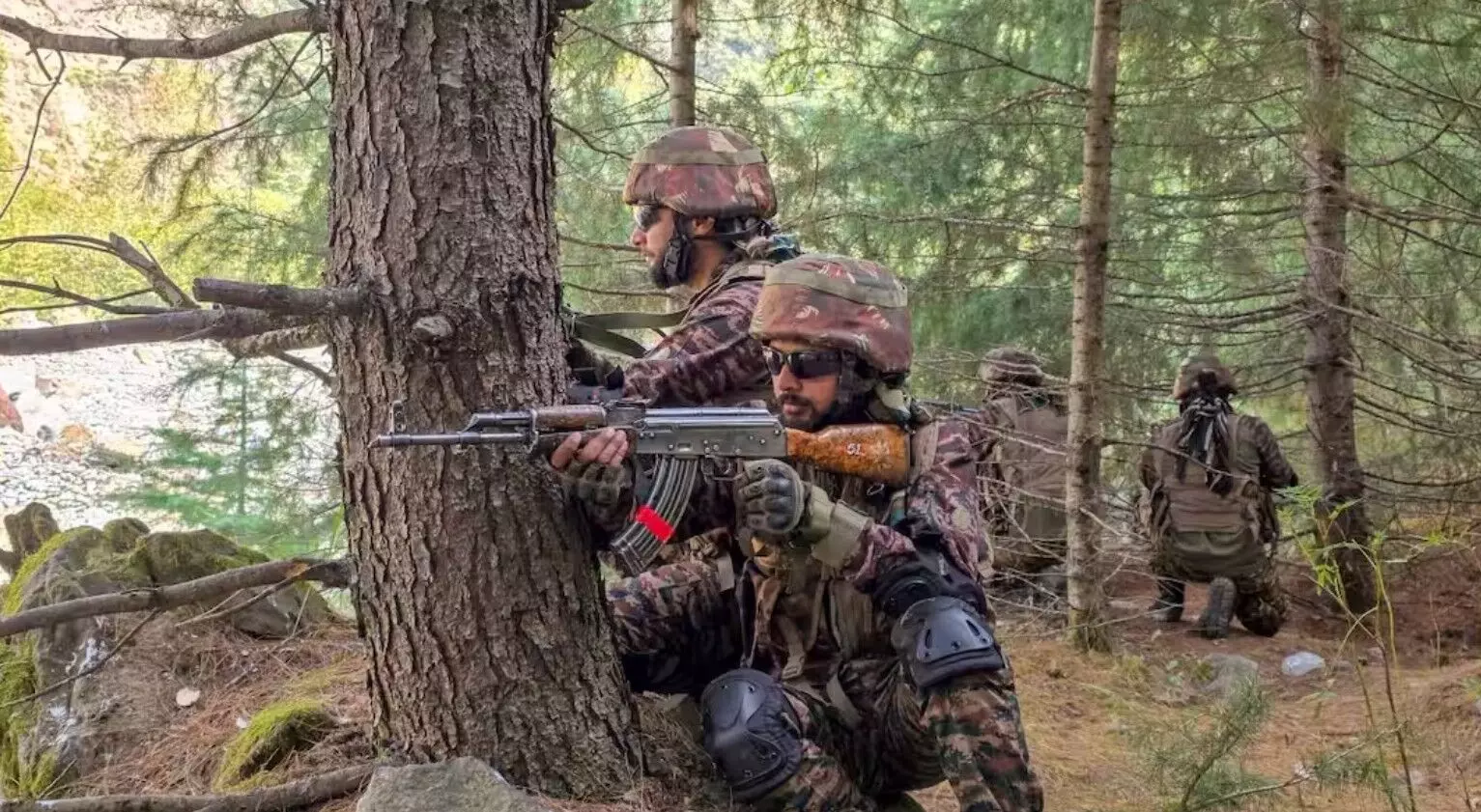 LoC के पास सुरक्षा बलों ने चलाया संयुक्त ऑपरेशन, एक बड़े आतंकी समूह का किया भंडाफोड, बरामद किए कई जिंदा हथियार