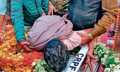 अपने लाल को तिरंगे में लिपटा देख फबक - फबक कर रो पड़े परिजन, अंतिम विदाई देने उमड़ा जन सैलाब