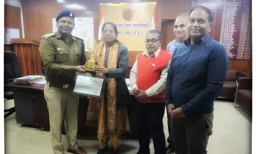 कलेक्टर ने आबकारी उपनिरीक्षक मुकेश पाण्डेय को कर्मयोगी सम्मान से किया सम्मानित