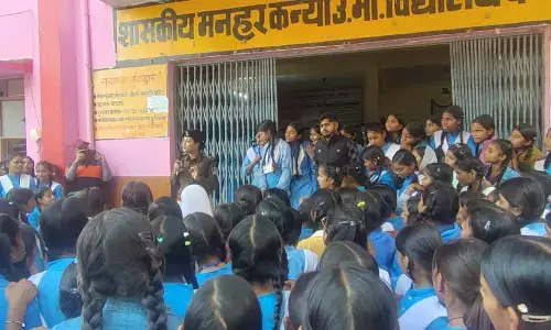 मनहर कन्या उच्चतर माध्यमिक विद्यालय में यातायात पुलिस ने आयोजित किया जागरूकता अभियान