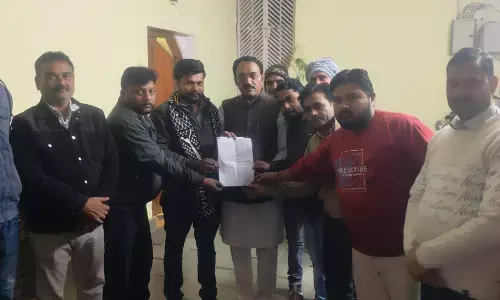 रामलीला मैदान में लगने वाली प्रदर्शनी के विरोध में स्थानीय व्यापारियों ने सौंपा ज्ञापन