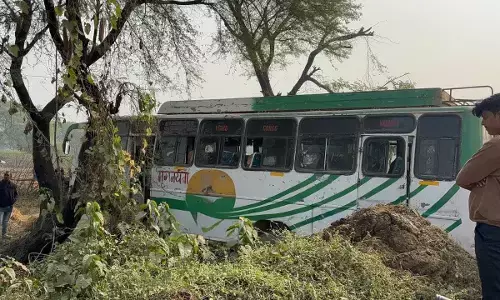 स्टेट हाइवे के गड्ढे में टायर फंसने से बस बेकाबू होकर खेत में घुसी, 12 घायल