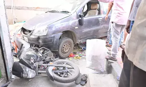 नशे में चूर युवती की कार ने फल विक्रेता और बाइक सवार को उड़ाया