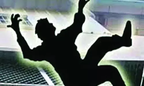 कुत्ते के डरकर तीसरी मंजिल से गिरे इलेक्ट्रिशियन की मौत