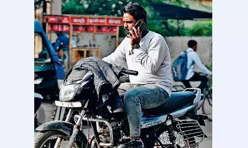 ड्राइविंग के दौरान मोबाइल पर बात करते हुए खतरे में डाल रहे अपनी जान ड्राइविंग के दौरान मोबाइल पर बात करते हुए खतरे में डाल रहे अपनी जान