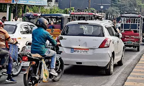 दोपहर होते ही थमने लगे वाहनों के पहिए, लगा लम्बा जाम दोपहर होते ही थमने लगे वाहनों के पहिए, लगा लम्बा जाम