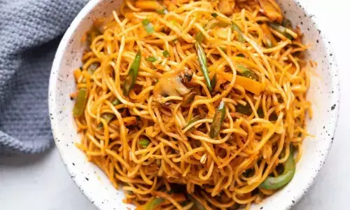 ठंड में कुछ तीखा और स्वादिष्ट खाने का है मन? घर पर ही बनाएं मार्केट जैसे चिली गार्लिक नूडल्स, खाकर आ जाएगा आनंद!