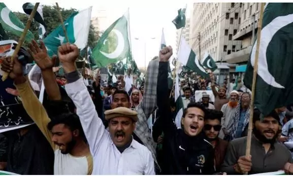 संविधान संशोधन को लेकर पाक में बवाल, सड़कों पर उतरें हजारों लोग