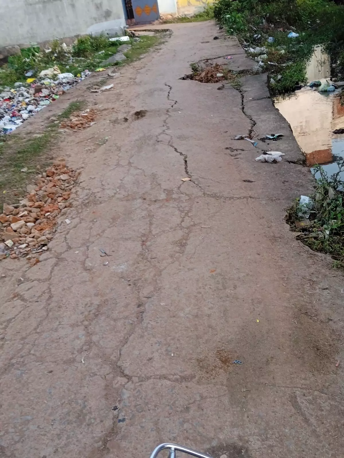 जर्जर सीसी सड़क से राहगीर परेशान, सुविधा मार्ग बना दुविधा